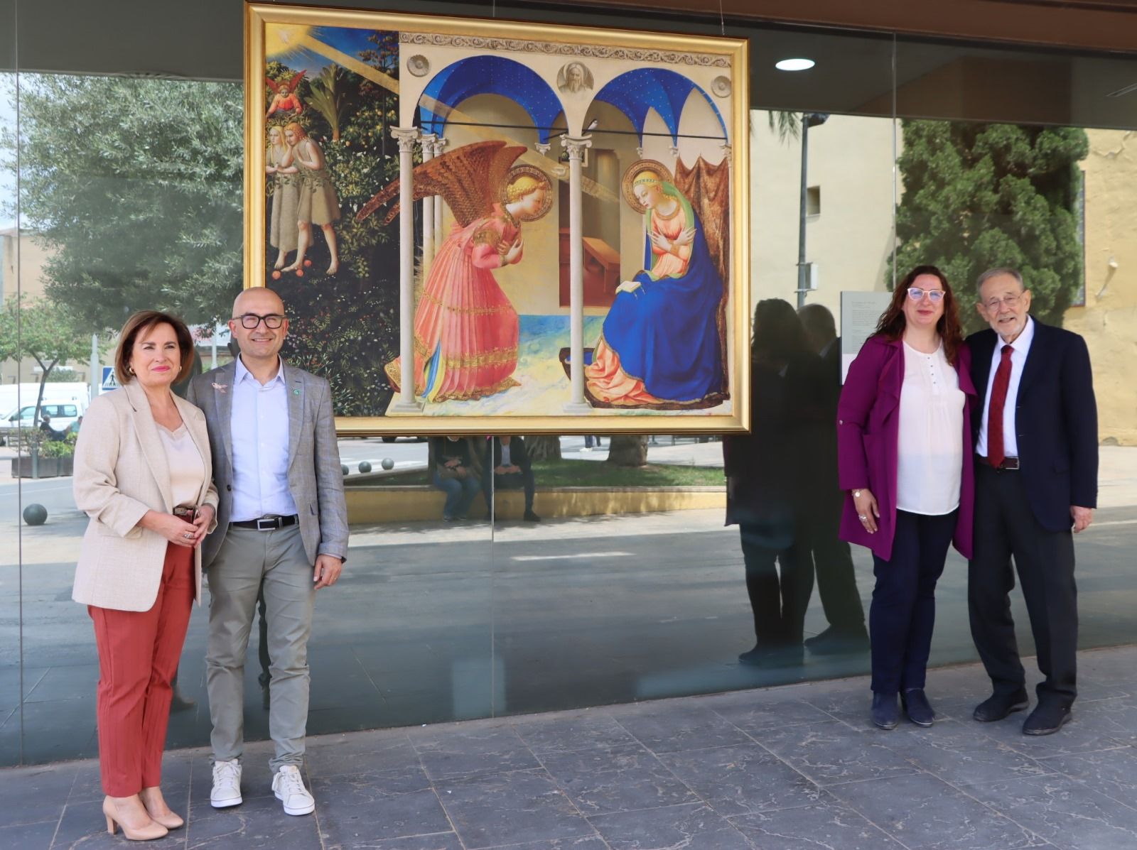 "La Anunciación" de Fran Angélico, en la fachada del Edificio Cultural el Olivar de Alaquàs..