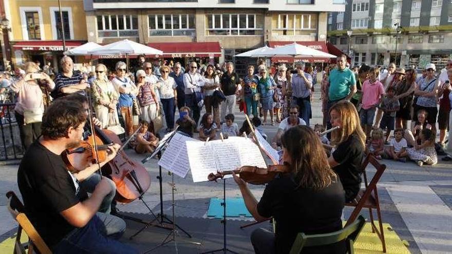 La formación musical, durante su recital en la plaza del Marqués.