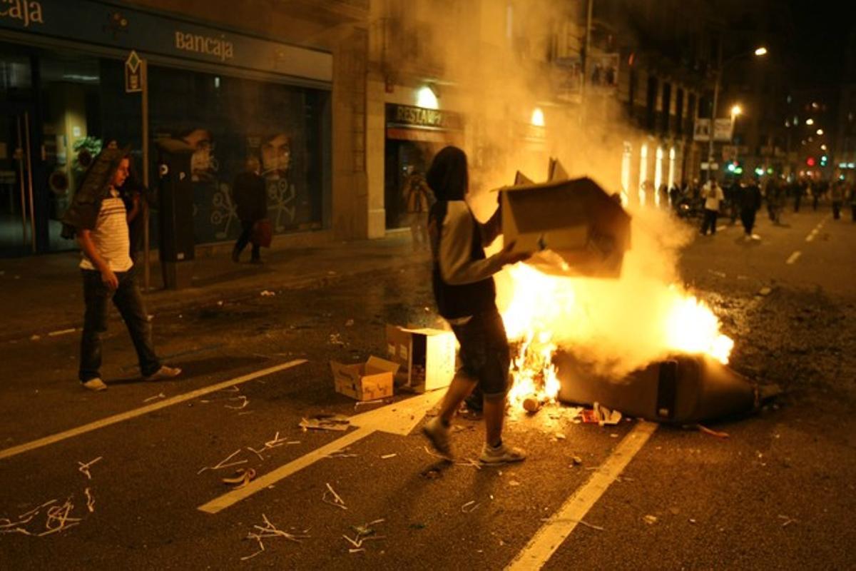 Disturbios en la calle Balmes, durante la huelga general del 29M.