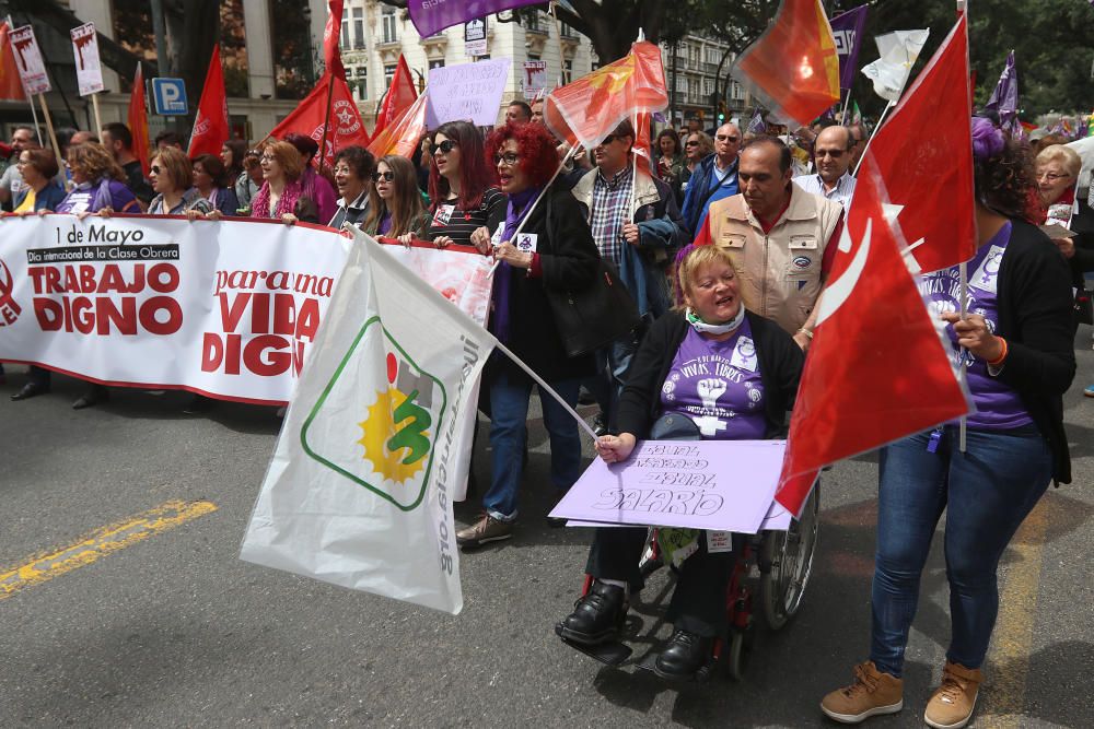 Miles de personas participan en la marcha convocada por los sindicatos para este martes, Día Internacional del Trabajo