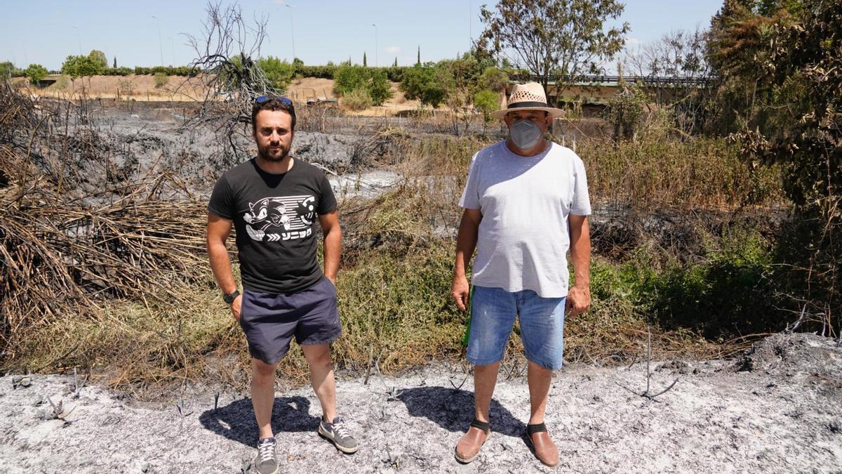 Agustín Rebollo y Antonio Leal, esta mañana en la zona afectada por el incendio.