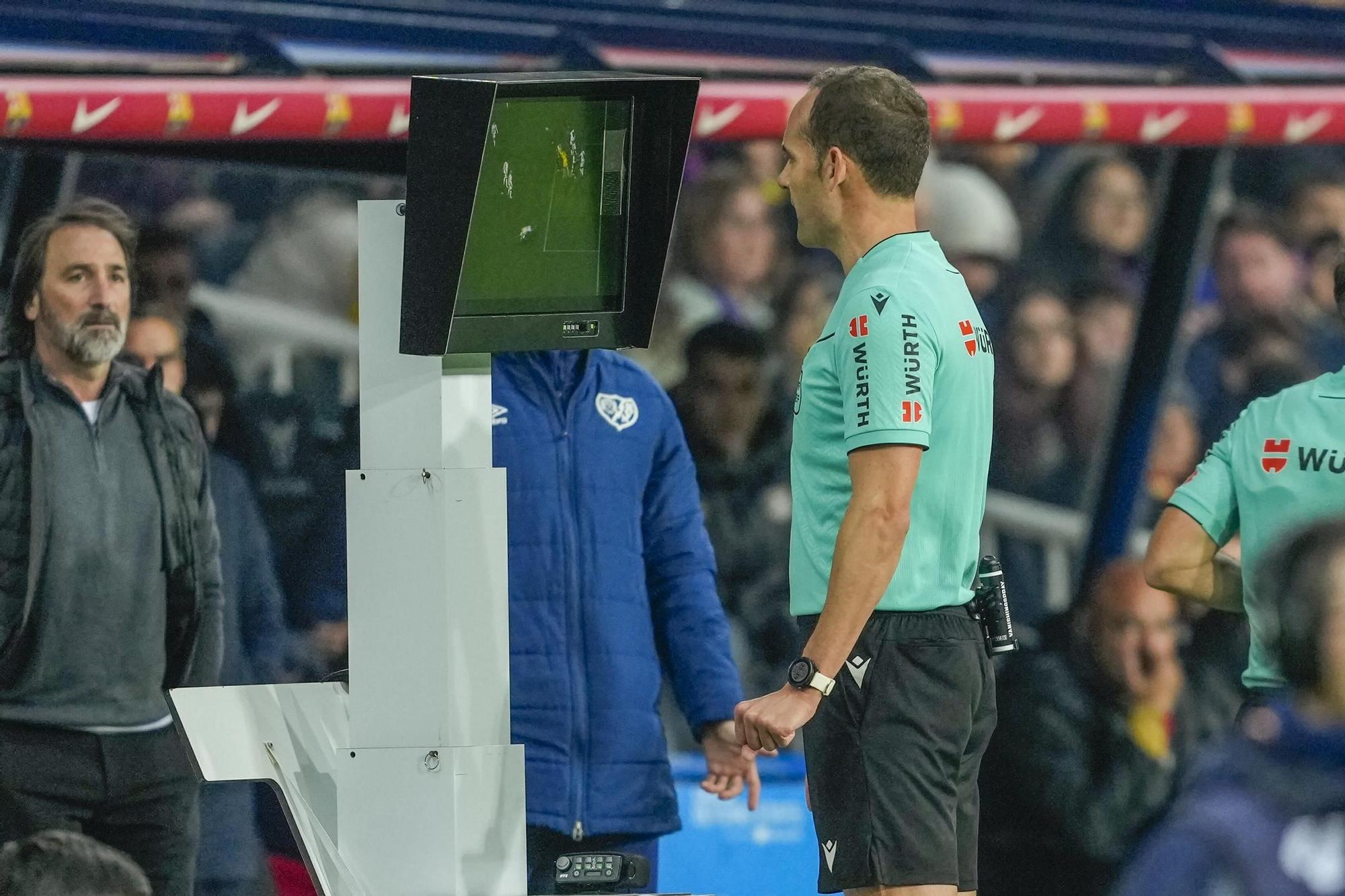 1-0. Lewandowski adelanta al Barcelona de penalti al descanso