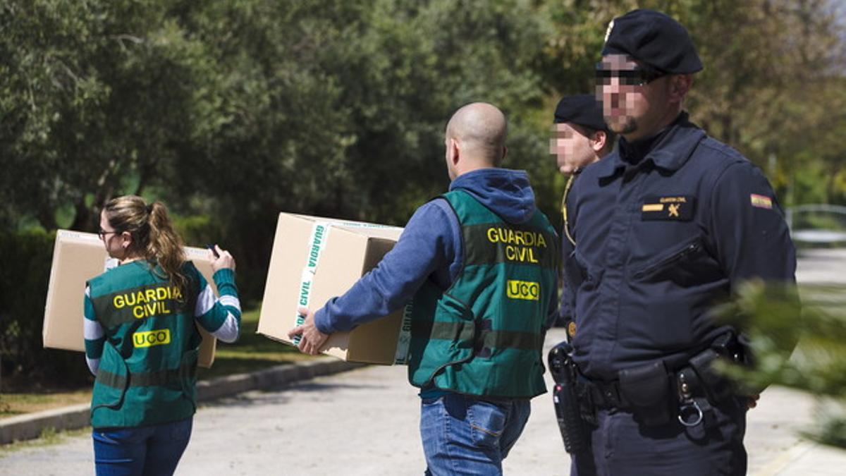 Agentes de la Guardia Civil se llevan documentos en el marco de la operación contra el fraude en los cursos de formación en Andalucía, el pasado marzo en Málaga.