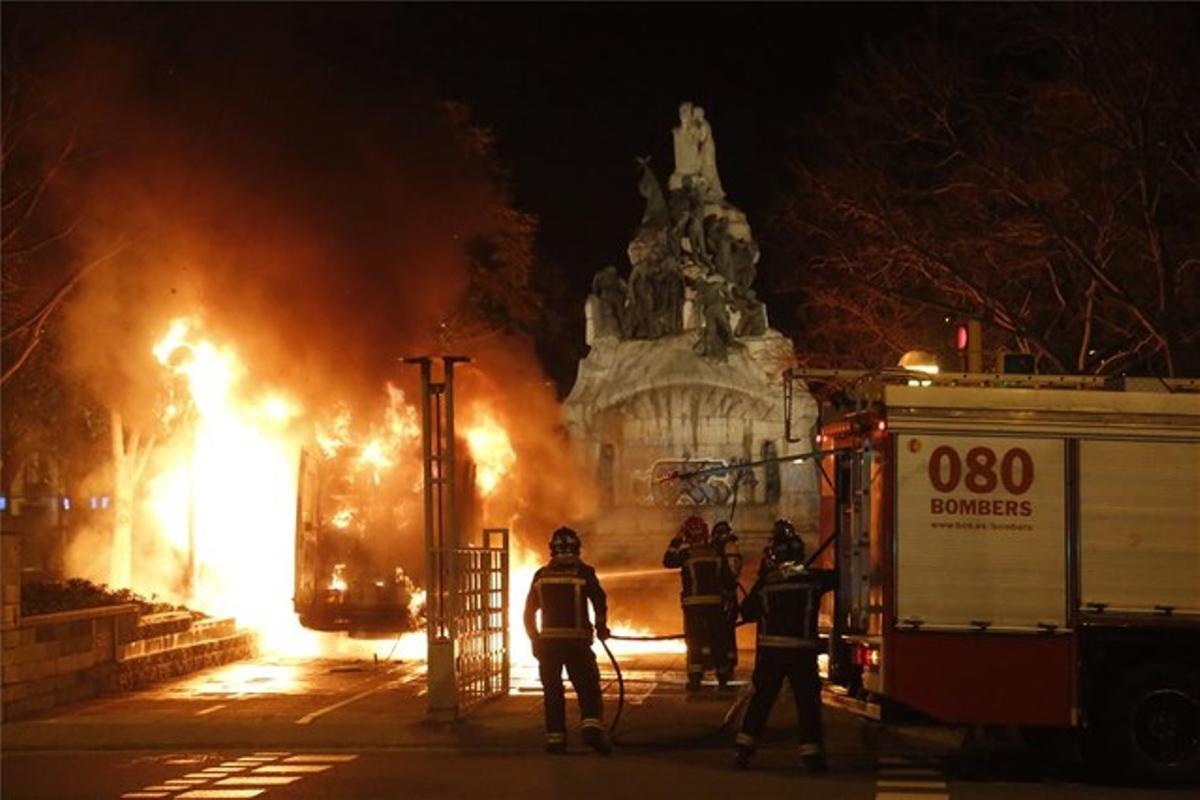Incendi d’un vehicle de BCNeta a l’interior del jardí central de la plaça Tetuan. Incendi d’un vehicle de BCNeta a l’interior del jardí central de la plaça Tetuan.