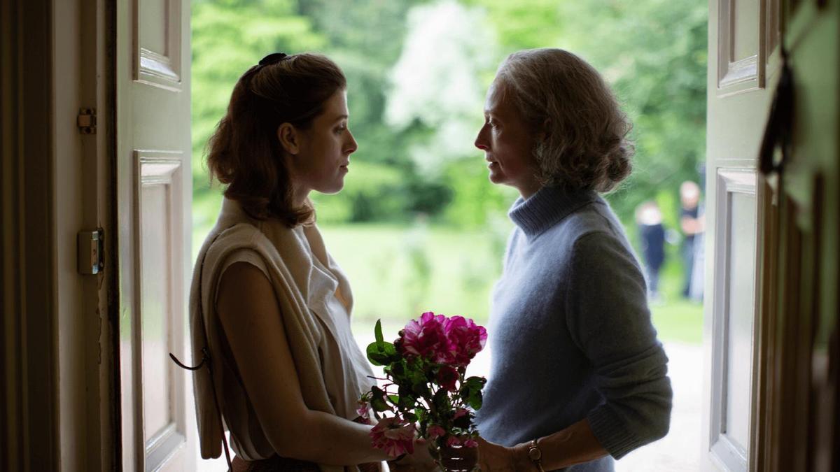 Honor Swinton Byrne y su madre, Tilda Swinton, en 'The Souvenir'. 