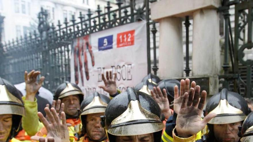 Movilización de los bomberos del Principado ante la Junta General.