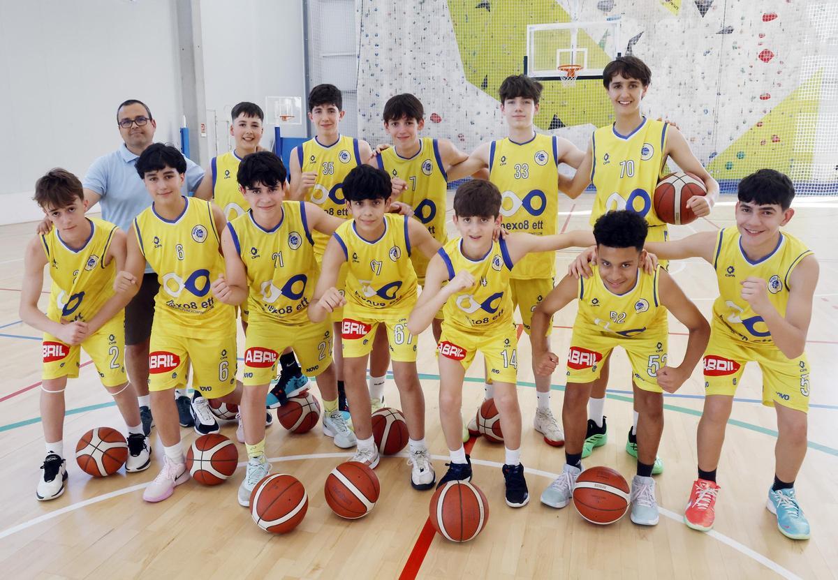 Los jóvenes talentos del club vigués infantil Novobasket, en el pabellón Quirós, junto a su entrenador César Iglesias