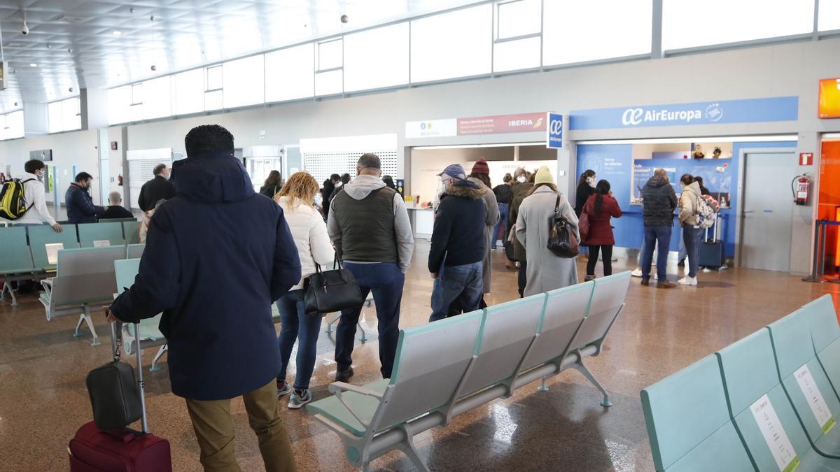 Foto de archivo de pasajeros en el aeropuerto de Vigo.