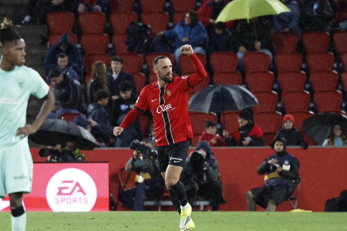 El delantero del Real Mallorca Vedat Muriqi celebra su tercer gol contra el Athletic Club.