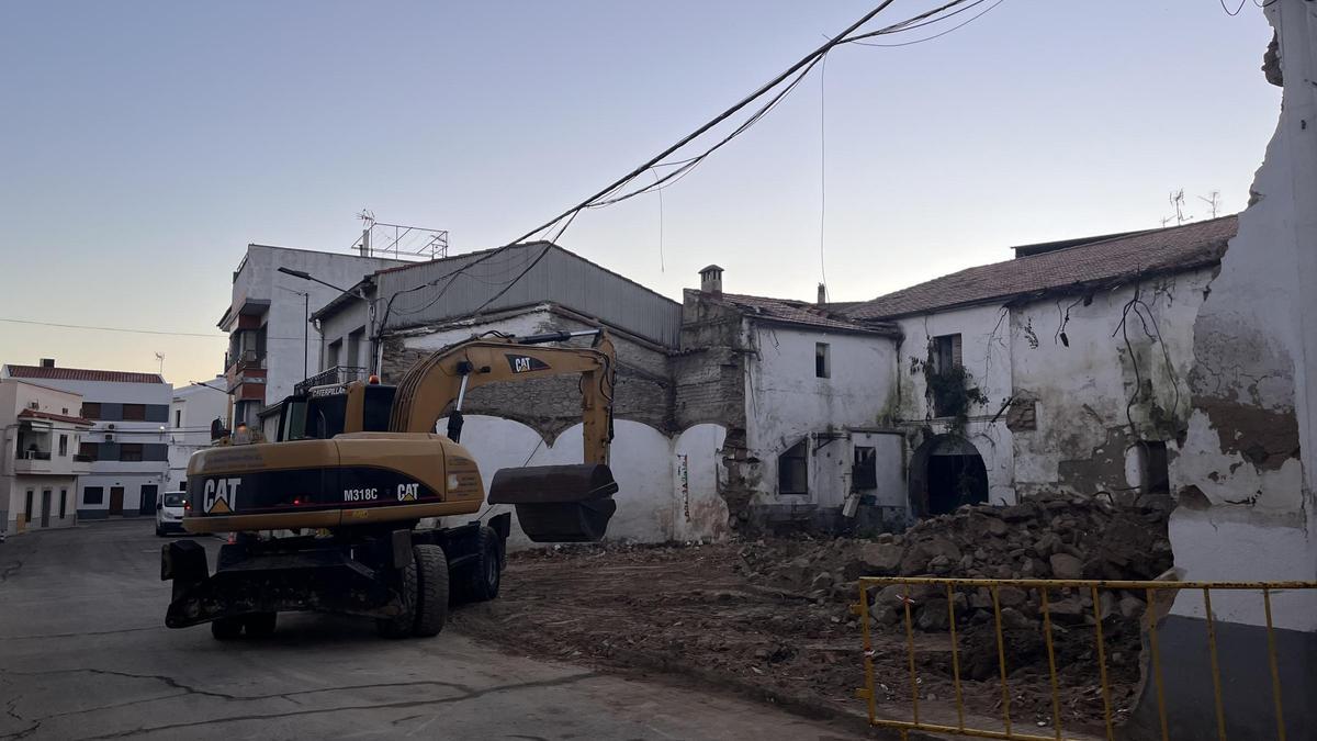 Trabajos de demolición del inmueble en calle Ramón y Cajal de Miajadas para construir aparcamientos públicos.