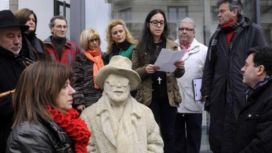 Un instante de la lectura de epístolas de Neira Vilas a Laxeiro ante la estatua del artista, en el museo Ramón Aller.  // Bernabé/Javier Lalín