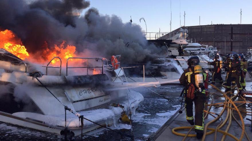 Dos incendios consecutivos arrasan una decena de yates en Barcelona