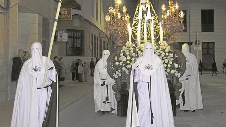 Más de 1.000 mujeres procesionan en Burriana