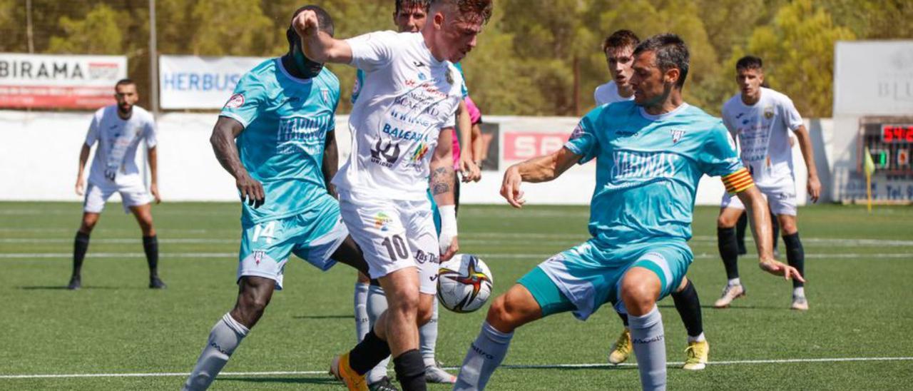 Max, autor del gol de la Peña, ante el SD Ejea en Santa Eulària.