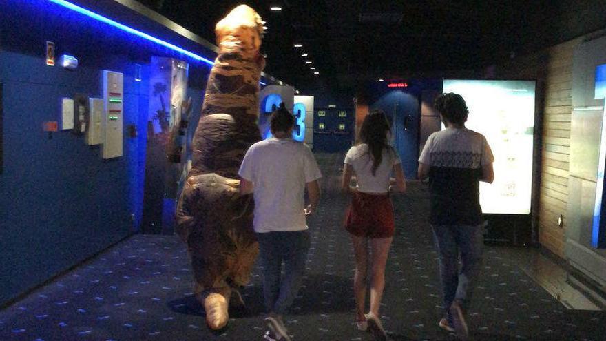 Entra a un cine de Alicante disfrazado de dinosaurio y consigue una entrada gratis