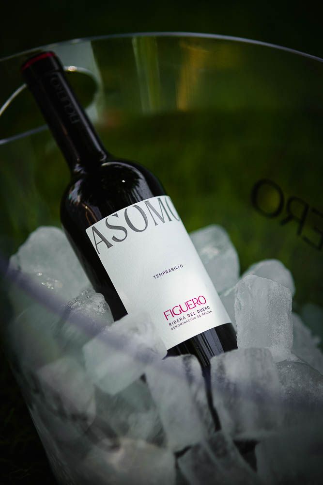 Una botella de Asomo en la cubitera.