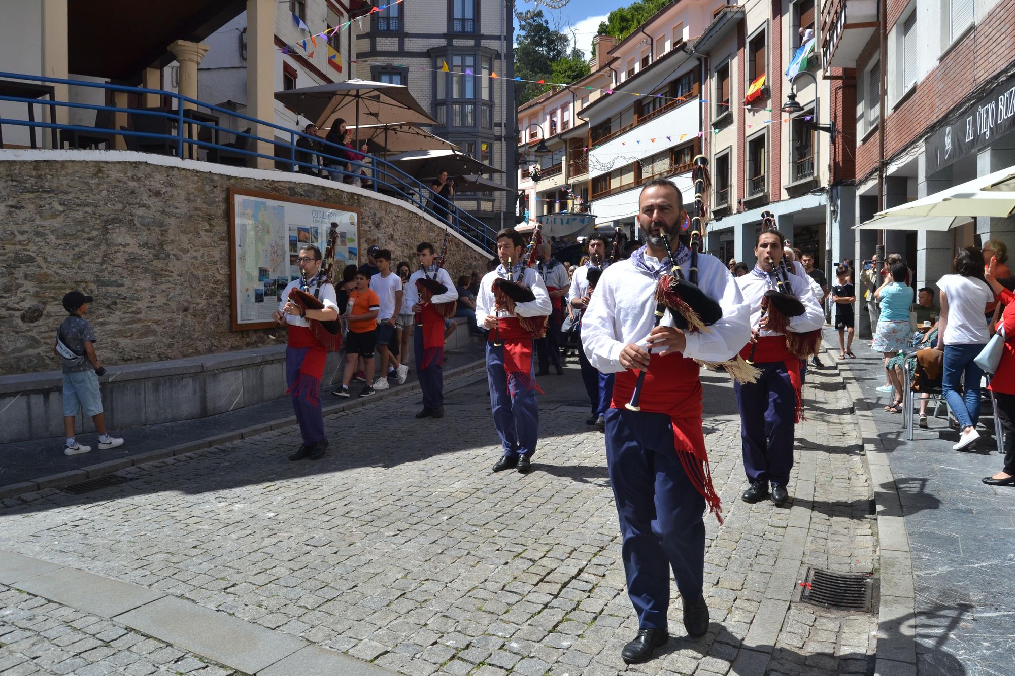 En imágenes: Así festjan los pixuetos s San Pedro en Cudillero