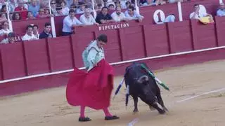 El malagueño Brescia pone el temple para cortar la primera oreja del Certamen de Escuelas Taurinas de La Malagueta
