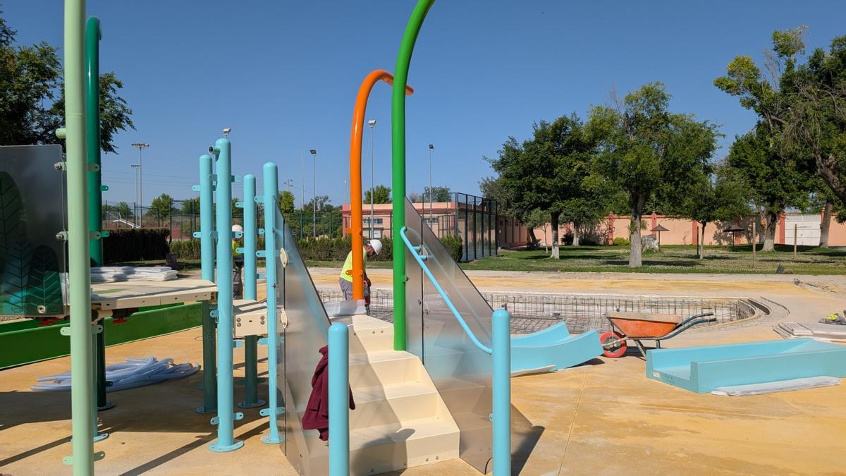 Obras del nuevo parque acuático infantil.