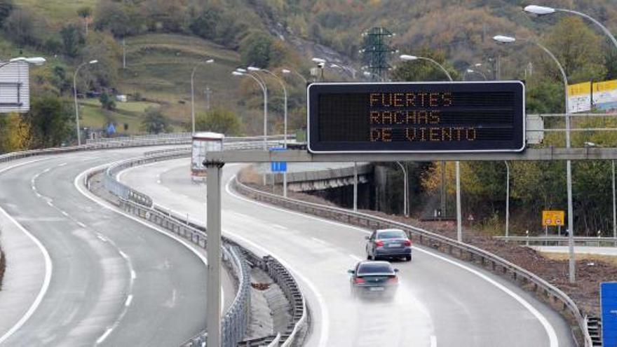 Vehículos circulando por la autopista del Huerna a la altura de Campomanes.