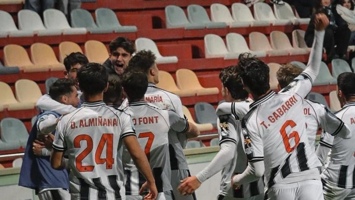 Alegría entre los chavales del Castellón B tras anotar el 2-3 en el campo del Reus.