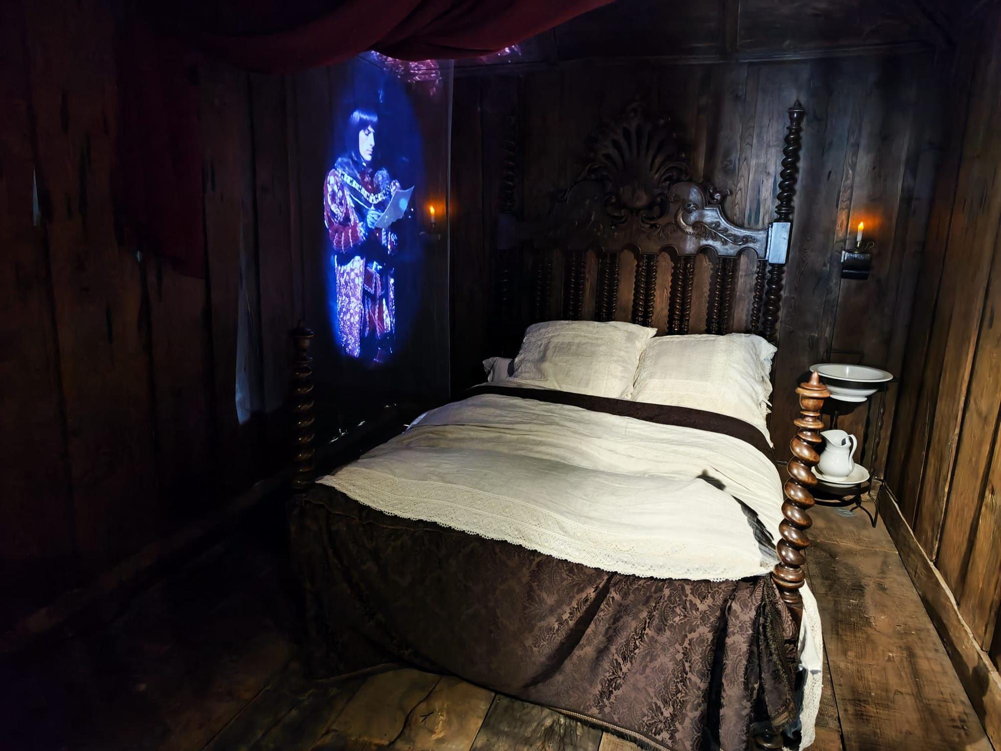 Carlos V regresa a Villaviciosa en forma de holograma: así ha sido la renovación de su exposición en la Casa de los Hevia