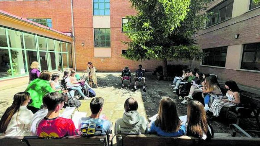 Actividad de los alumnos del IES María de Molina en uno de los espacios exteriores del edificio. | Cedida