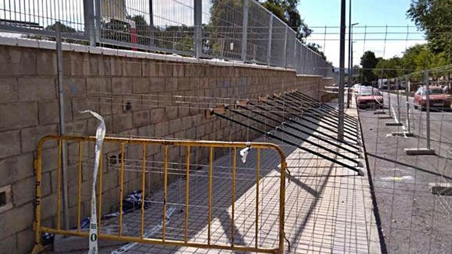 Parte del vallado del centro escolar está apuntalada desde el episodio de gota fría de septiembre.