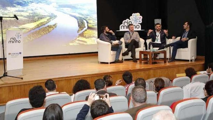 Asistentes al I Encontro de Ecoturismo e Gastronomía Río Miño con Uxío Benítez. // D.B.M.