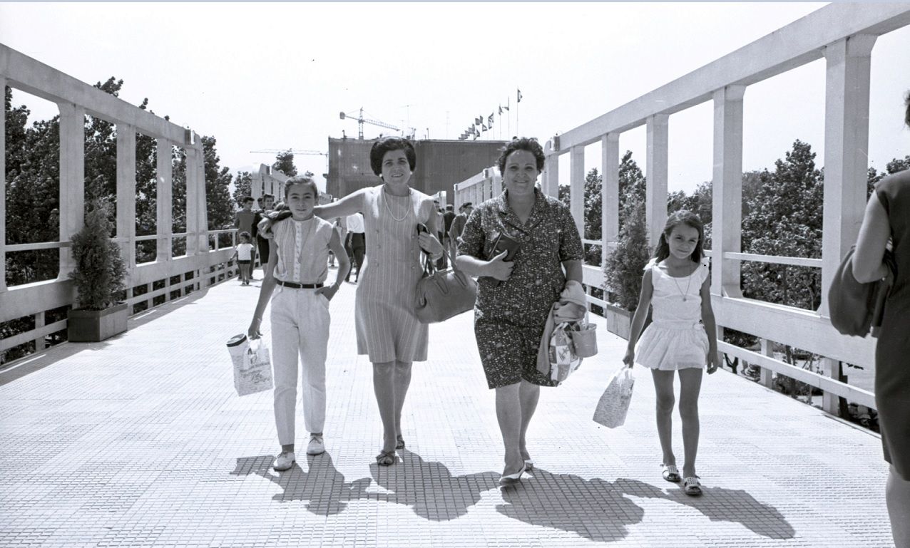 OCTUBRE. Una familia de Turón pasando el puente entre el recinto ferial y El Molinón, en 1967