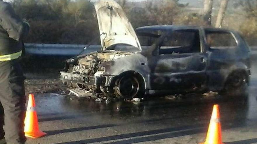 Imagen del coche calcinado, ayer, cerca de As Casetas de Forcarei.