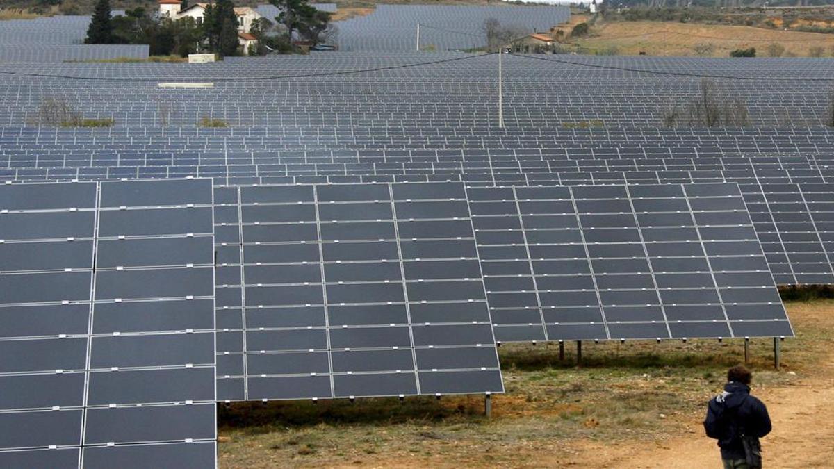 La instalación de parques solares es una de las vías trazadas para conseguir electricidad con fuentes renovables.