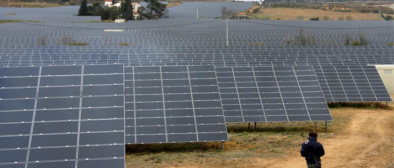 La instalación de parques solares es una de las vías trazadas para conseguir electricidad con fuentes renovables.