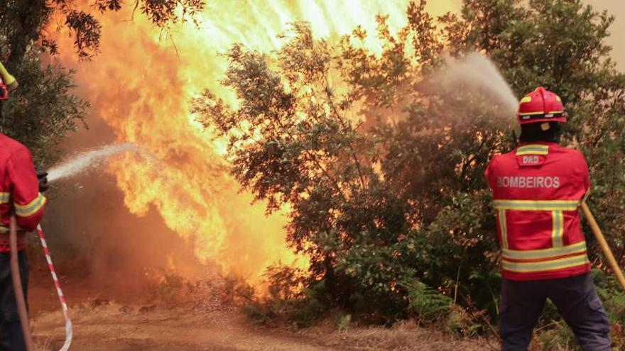 Dos bomberos portugueses combaten el fuego en Sandinha.