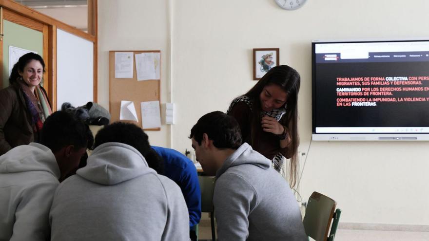 Un grupo de alumnos debaten en un instante del taller ante la atenta mirada de González.