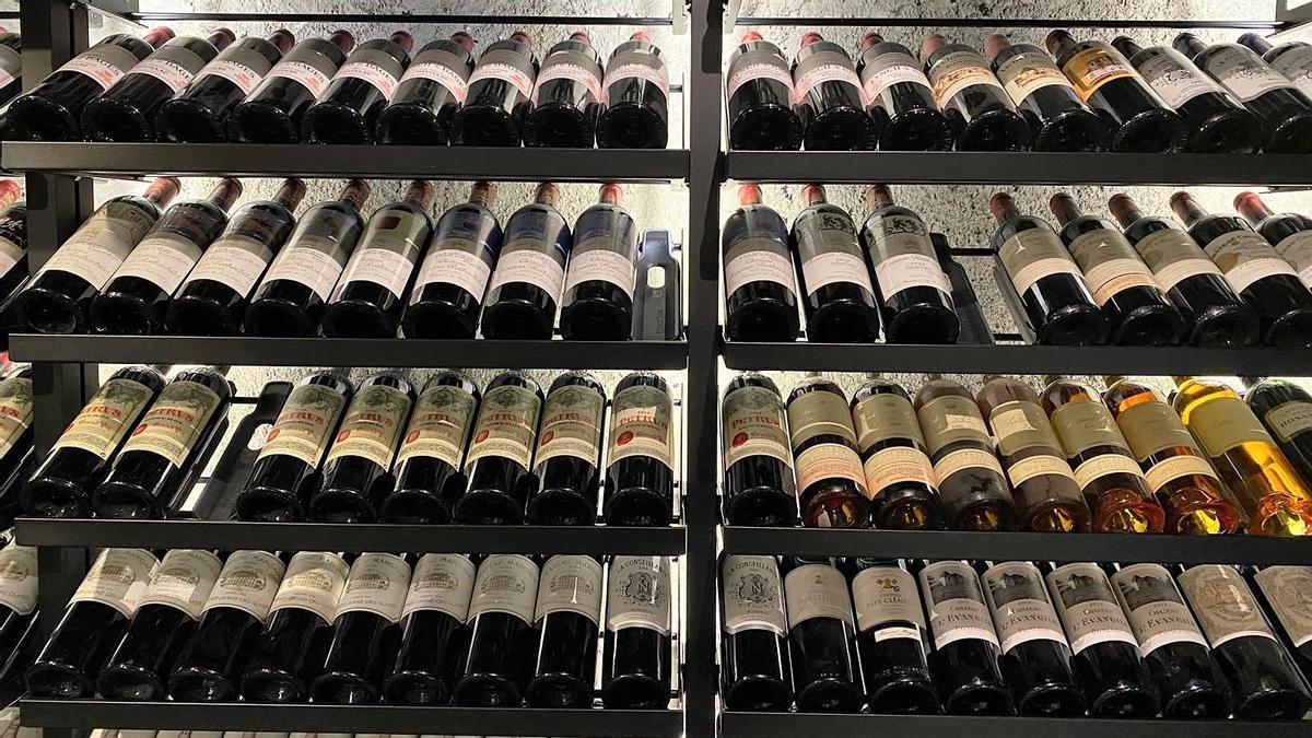 Vinos franceses de la bodega del restaurante Via Veneto.