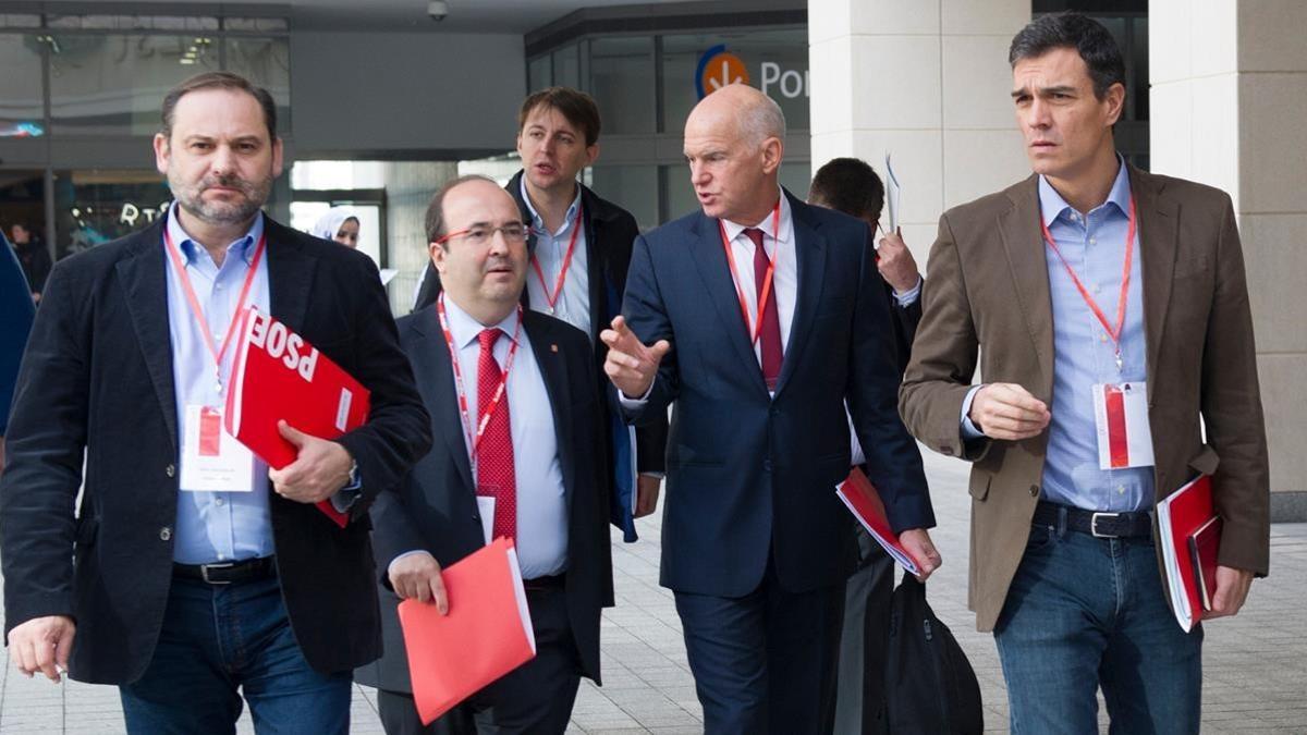 Pedro Sánchez, junto al presidente de la Internacional Socialista, Yorgos Papandreu; el líder del PSC, Miquel Iceta, y el secretario de organización del PSOE, José Luis Ábalos, este sábado, 25 de noviembre, en Barcelona.