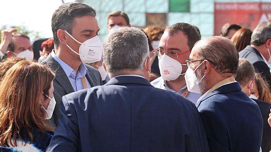 Adriana Lastra, Pedro Sánchez y Adrián Barbón, en la jornada inaugural del congreso del PSOE, con otros dirigentes socialistas. | Levante-EMV