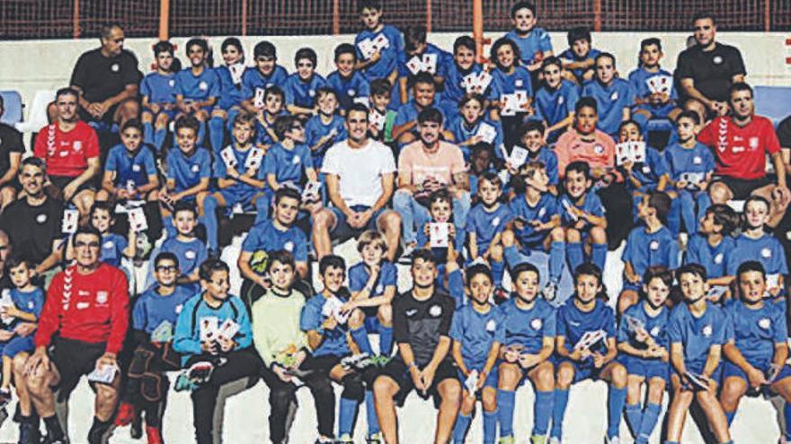 Isma López y Luis Pérez, junto a jugadores y técnicos del Esférico FC en las instalaciones del campo Juan Santamaría.