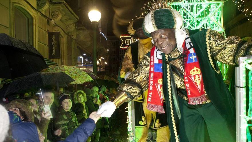 El rey Baltasar, durante una cabalgata en Gijón.