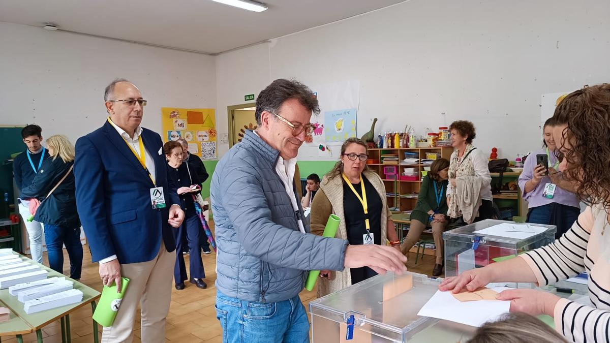 Nacho Serrano, de Levanta Plasencia, votando.