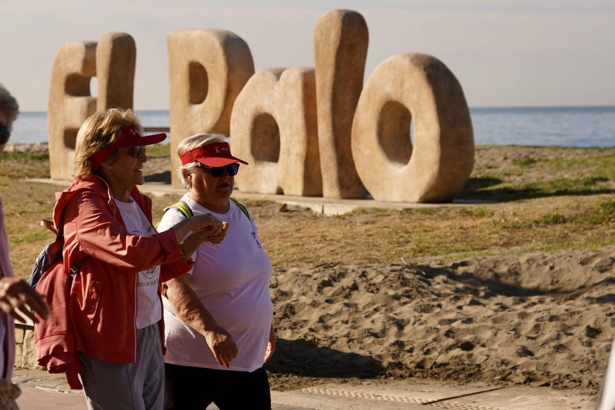 Decenas de mayores de El Palo se reúnen los jueves por la mañana para ir a andar