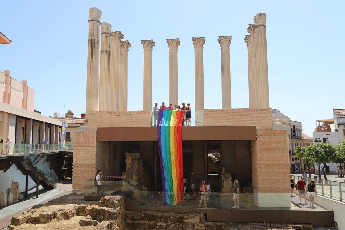 Bandera del orgullo LGTBIQ+ en el Templo Romano de Córdoba.