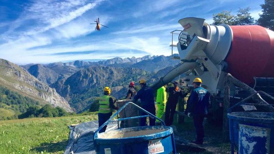 Obras de renovación del tendido eléctrico en las inmediaciones de Viegu, en Ponga.