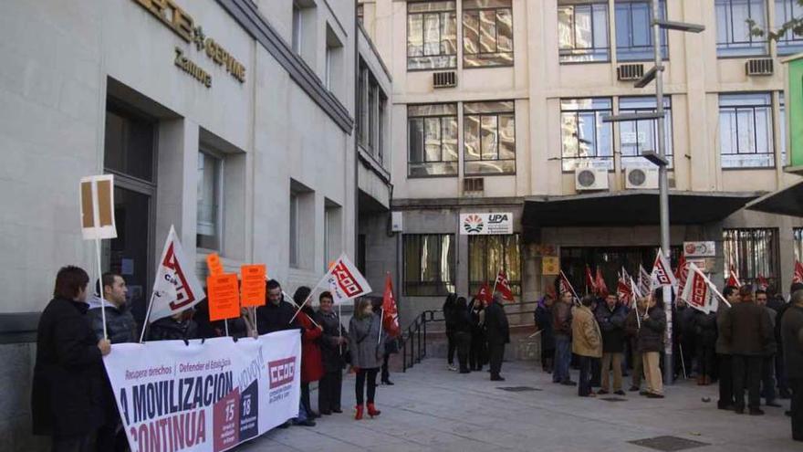 Trabajadores concentrados en la plaza de Alemania, sede de CEOE-Cepyme y de varios sindicatos.