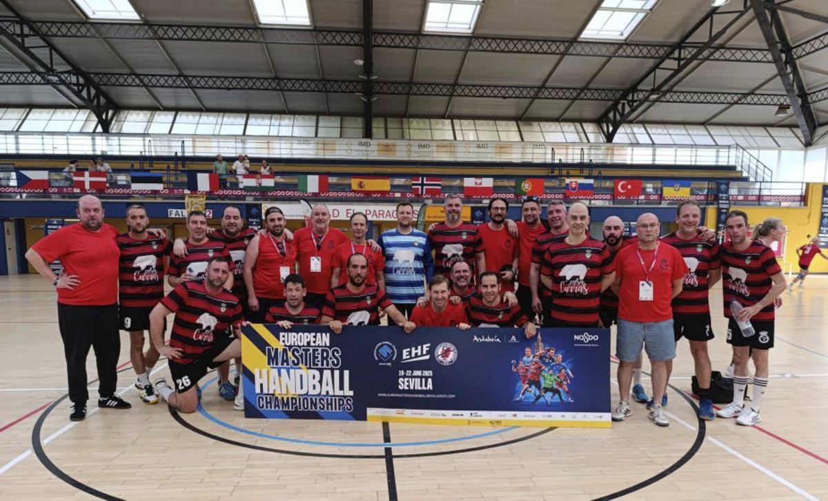 Los veteranos del Balonmán Lalín en el Europeo de Sevilla. | FDV