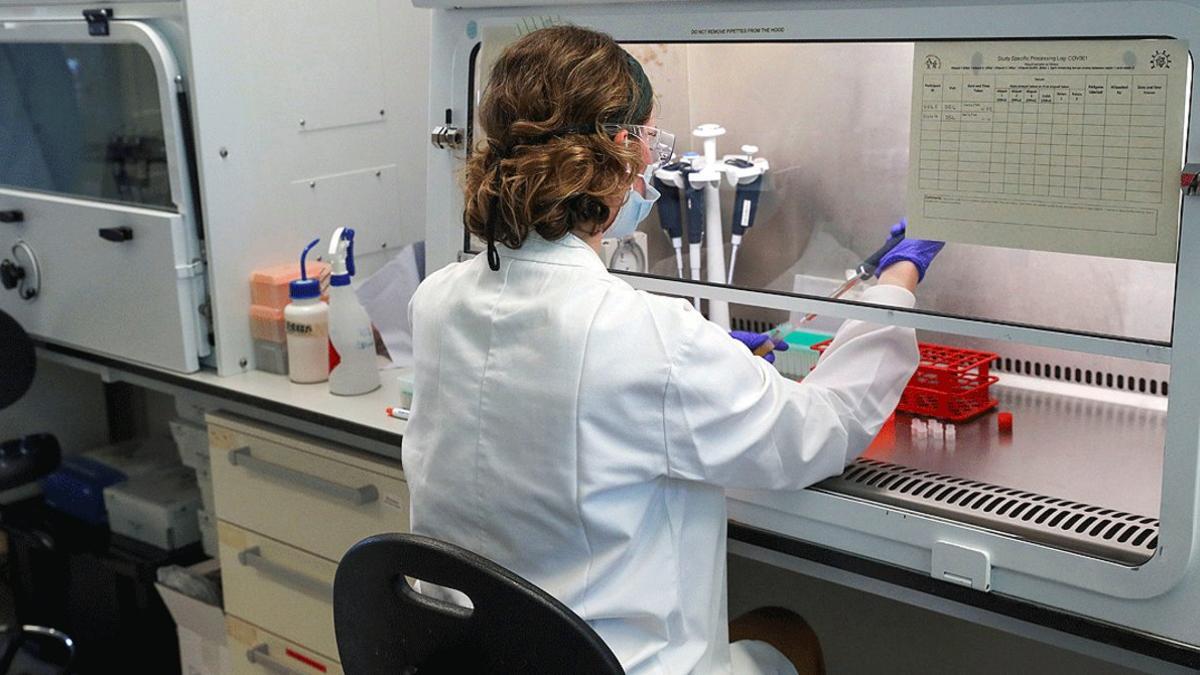 Una científica trabaja en una vacuna contra el coronavirus en las instalaciones del Grupo de Vacunas de Oxford, el 24 de junio