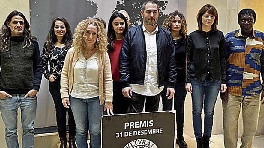 Miembros de la OCB y algunos de los premiados, en Can Alcover.