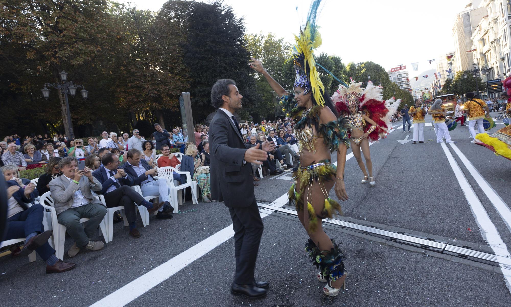 En Imágenes: El Desfile del Día de América llena las calles de Oviedo en una tarde veraniega