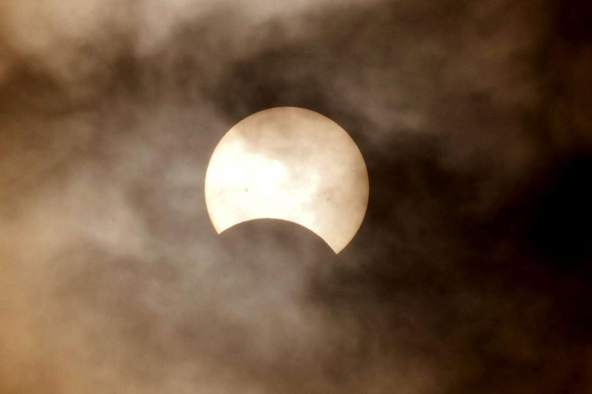 GRA117. EL HIERRO (CANARIAS), 03/11/2013.- Eclipse de sol de este domingo visto desde La Frontera, en la isla de El Hierro (Canarias). El eclipse pudo ser observado con relativa claridad desde el punto más septentrional de Europa, esta isla canaria, donde alcanzó el 35,2% de su parcialidad. Las densas nubes que hoy cubren el archipiélago canario y dejan lluvias esporádicas han impedido disfrutar del eclipse solar y sólo esporádicamente se ha podido observar el fenómeno celeste. EFE/Gelmert Finol